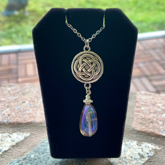 Celtic knot charm & titanium aura crystal - Picture 5 of 10